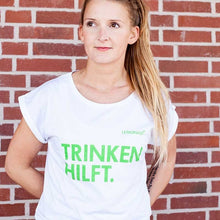 Lade das Bild in den Galerie-Viewer, Bio T-Shirt Damen GOTS - Fair produziert - ChariTea Merchandise - Damen T-Shirt "Trinken hilft" - 3