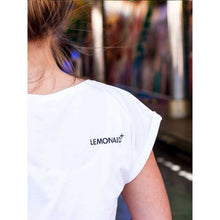 Lade das Bild in den Galerie-Viewer, Bio T-Shirt Damen GOTS - Fair produziert - ChariTea Merchandise - Damen T-Shirt weiß "Kussmund" - 2