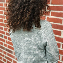 Lade das Bild in den Galerie-Viewer, Bio Sewater Unisex GOTS - Fair produziert - Lemonaid Merchandise - Unisex Sweater "Trinken hilft" grau - 2