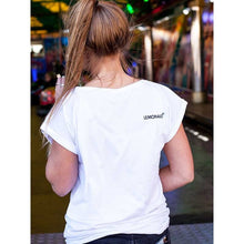 Lade das Bild in den Galerie-Viewer, Bio T-Shirt Damen GOTS - Fair produziert - ChariTea Merchandise - Damen T-Shirt weiß &quot;Kussmund&quot; - 3
