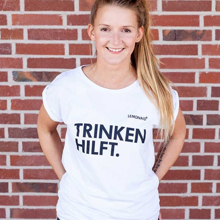 Bio T-Shirt Damen GOTS - Fair produziert - ChariTea Merchandise - Damen T-Shirt "Trinken hilft" - 1