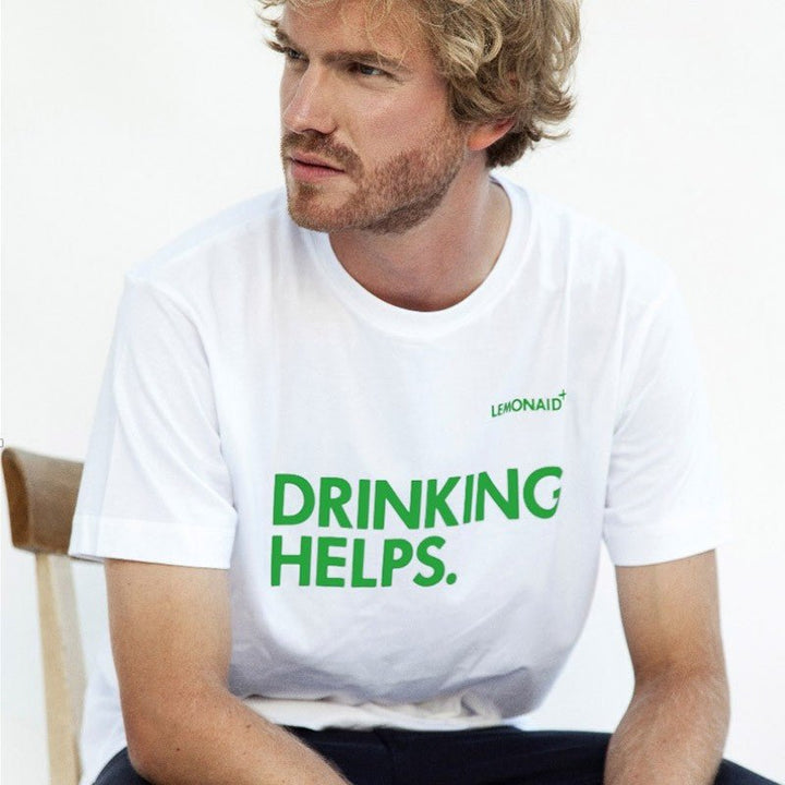 Bio T-Shirt Unisex GOTS - Fair produziert - Lemonaid Merchandise - Unisex T-Shirt "Drinking Helps" weiß - 1